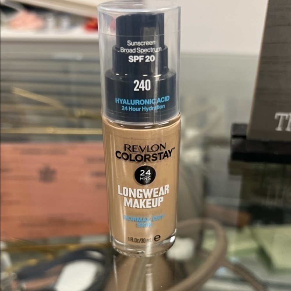 Revlon ColorStay Longwear Makeup SPF 20 - Warm Beige